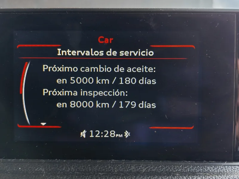 Mecánico trabajando en el motor de un vehículo moderno